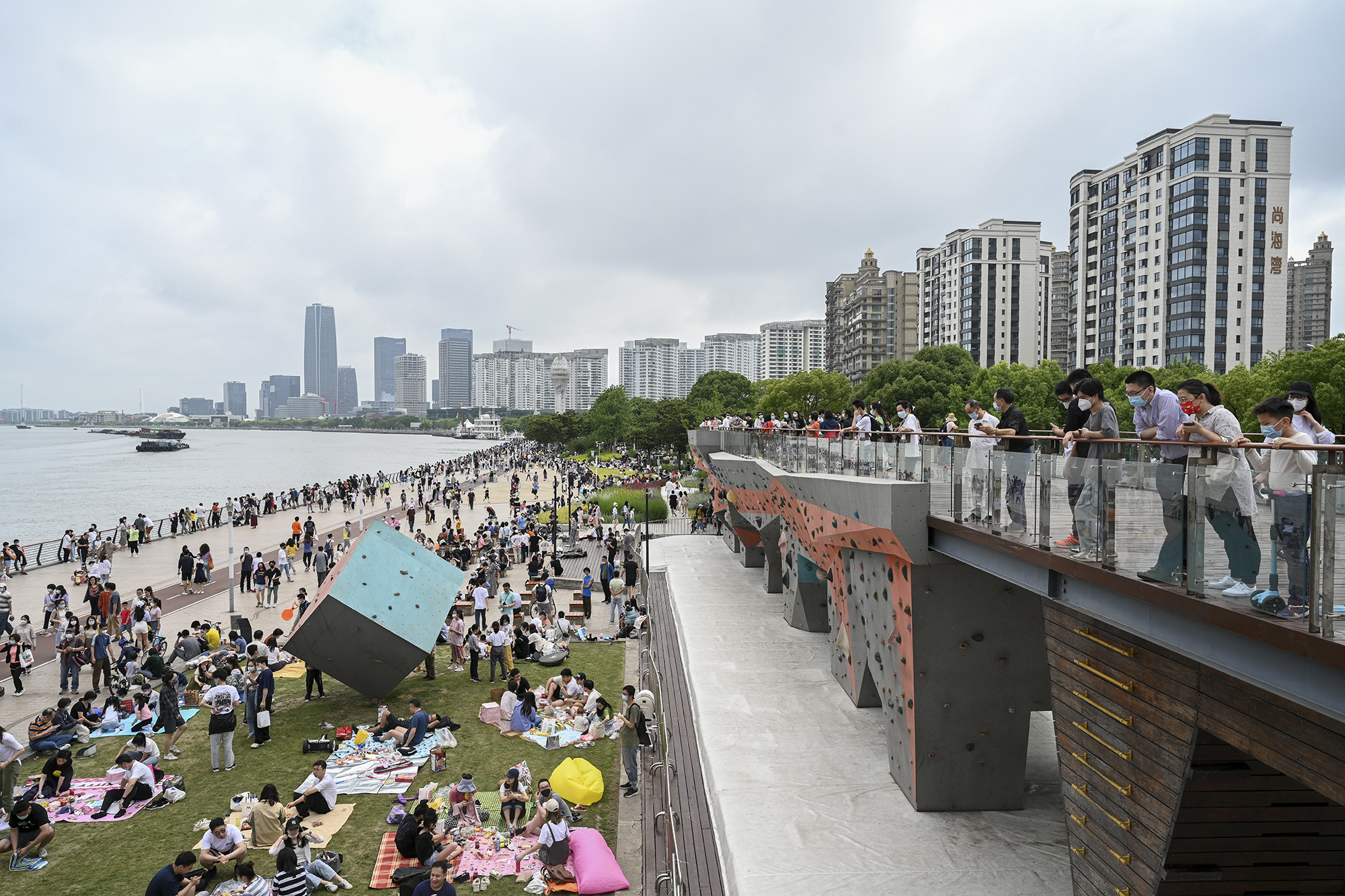 2022年6月3日，上海，徐汇滨江游人如织。澎湃新闻记者 朱伟辉 图