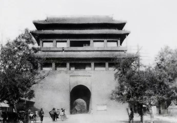 东直门，城楼上真有个大脚印吗？