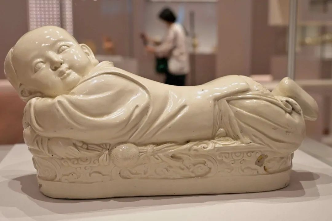 香港故宫展厅  宋 白釉孩儿枕