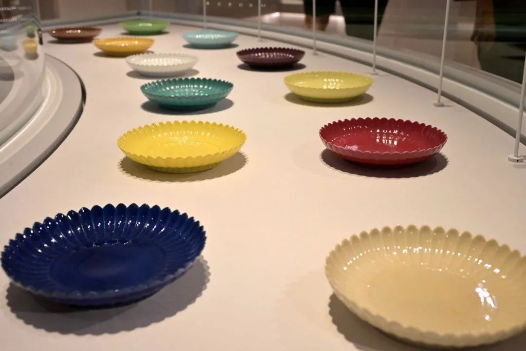 香港故宫展厅 清 雍正 各色釉菊花式盘