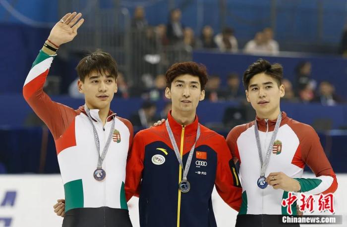 资料图：图为刘少林、刘少昂与武大靖合影。图片来源：Osports全体育图片社