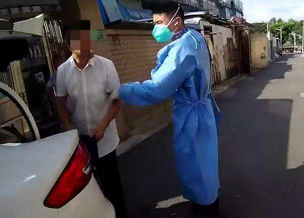 民警抓获嫌疑人