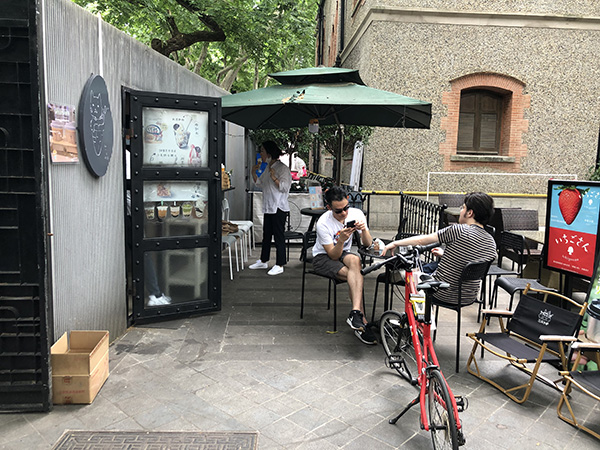 6月29日中午，武康路上，在贤人冰吃冰淇淋的人。&nbsp;&nbsp;澎湃新闻高级记者 &nbsp;李佳蔚 图