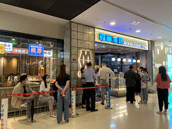 敏华冰厅门口，顾客排队等位。&nbsp;&nbsp;澎湃新闻记者 陈悦 图