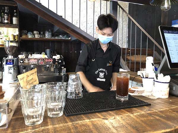 6月29日，老麦咖啡馆内店员正在做咖啡。&nbsp;&nbsp;澎湃新闻高级记者 &nbsp;李佳蔚 图