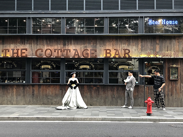 老麦咖啡馆外拍摄婚纱写真的人。&nbsp;&nbsp;澎湃新闻高级记者 &nbsp;李佳蔚 图