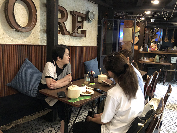 老麦咖啡馆内，刘女士（左一）和几位朋友喝饮料聊天。&nbsp;&nbsp;澎湃新闻高级记者 &nbsp;李佳蔚 图