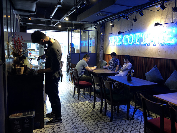 老麦咖啡馆内，限制客流，顾客隔桌而坐。&nbsp;&nbsp;澎湃新闻高级记者 &nbsp;李佳蔚 图