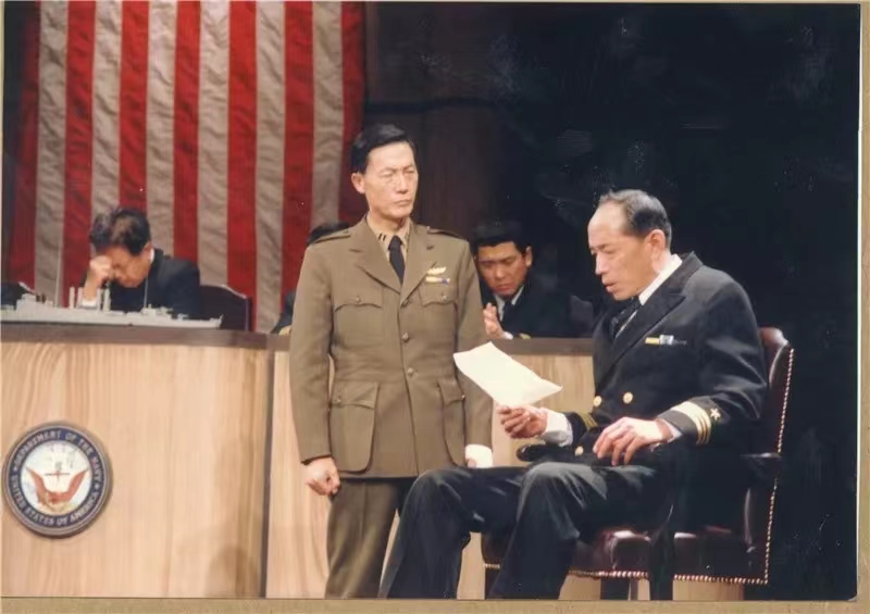《哗变》1988年首演剧场，朱旭（右）饰演魁格舰长，任宝贤（左）饰演律师格林渥