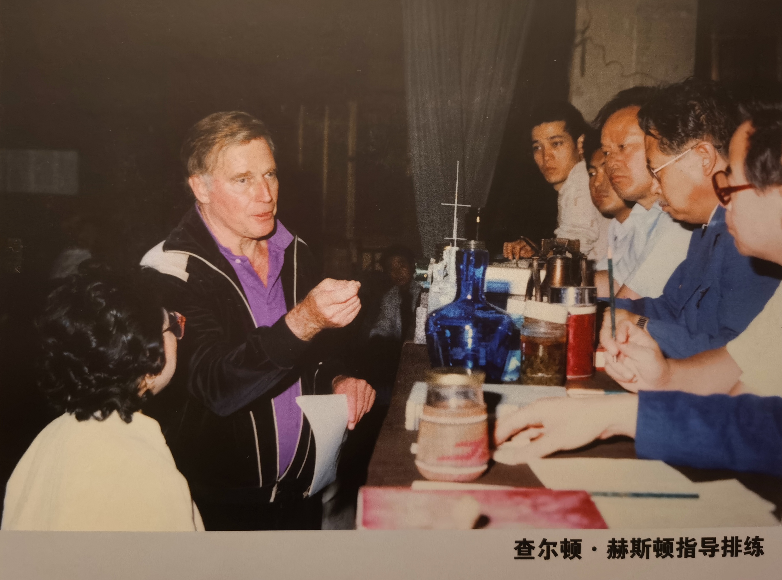 查尔顿·赫斯顿执导《哗变》排练，翻拍自北京人艺资料展板 澎湃新闻记者 王诤 摄