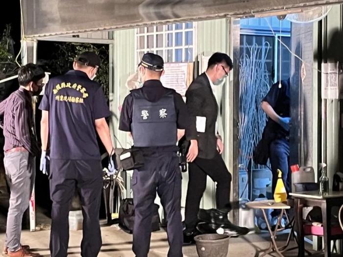 检警在命案现场勘验搜证。图片来源：台湾联合报 记者江良诚 摄