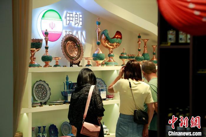 进博集市上的伊朗工艺品吸引顾客。汤彦俊 摄