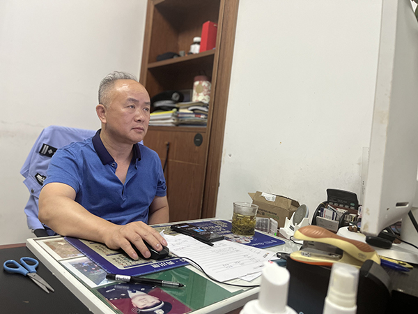 王曙在电脑前比对人脸找人。 陈自强  图