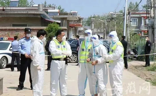 程龙功归案后当地公安带其指认现场。来源：安徽网