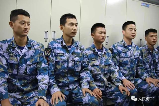 站在信号平台上俯瞰舰艇编队的清华水兵！