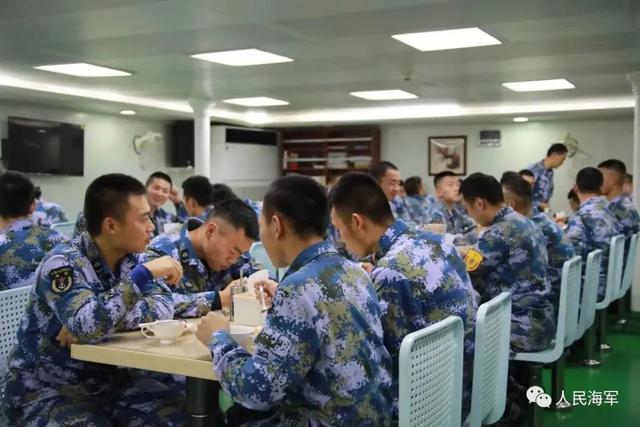 站在信号平台上俯瞰舰艇编队的清华水兵！