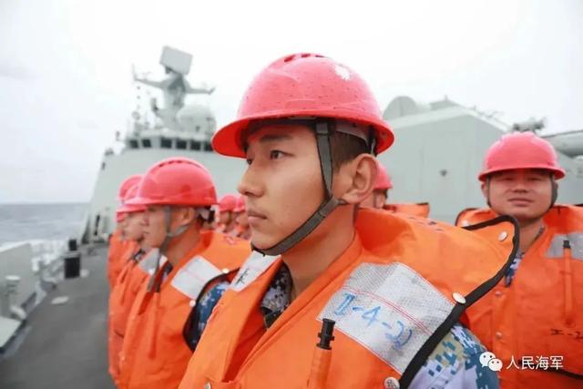 站在信号平台上俯瞰舰艇编队的清华水兵！
