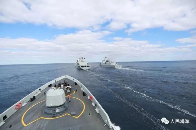 站在信号平台上俯瞰舰艇编队的清华水兵！