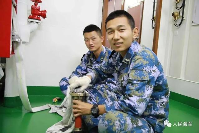 站在信号平台上俯瞰舰艇编队的清华水兵！