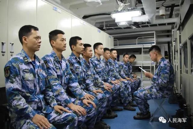 站在信号平台上俯瞰舰艇编队的清华水兵！