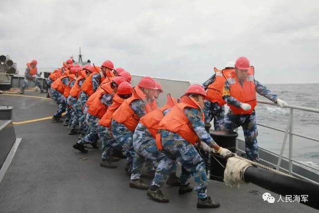 站在信号平台上俯瞰舰艇编队的清华水兵！