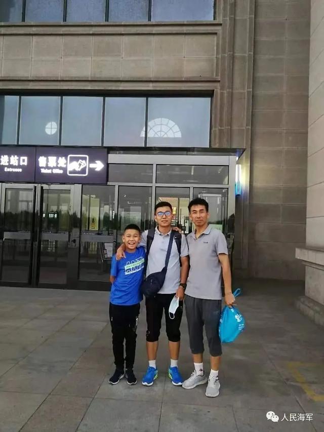 站在信号平台上俯瞰舰艇编队的清华水兵！