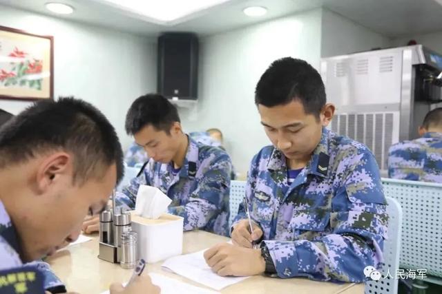 站在信号平台上俯瞰舰艇编队的清华水兵！