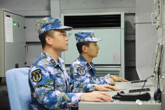 站在信号平台上俯瞰舰艇编队的清华水兵！