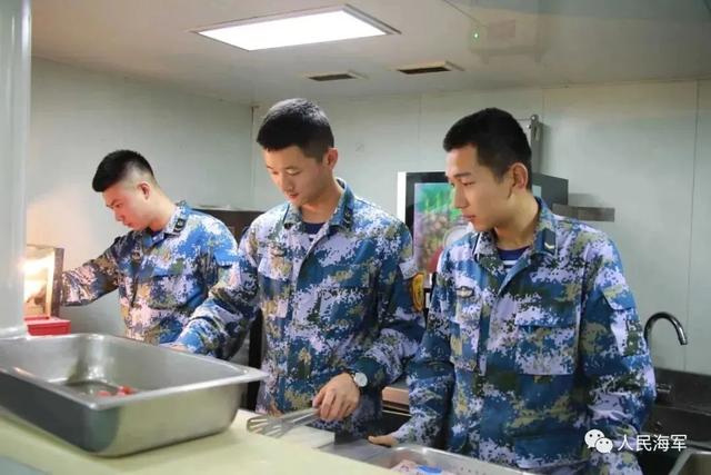 站在信号平台上俯瞰舰艇编队的清华水兵！