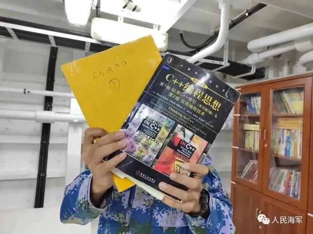 站在信号平台上俯瞰舰艇编队的清华水兵！