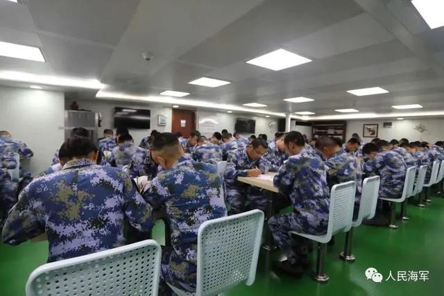 站在信号平台上俯瞰舰艇编队的清华水兵！