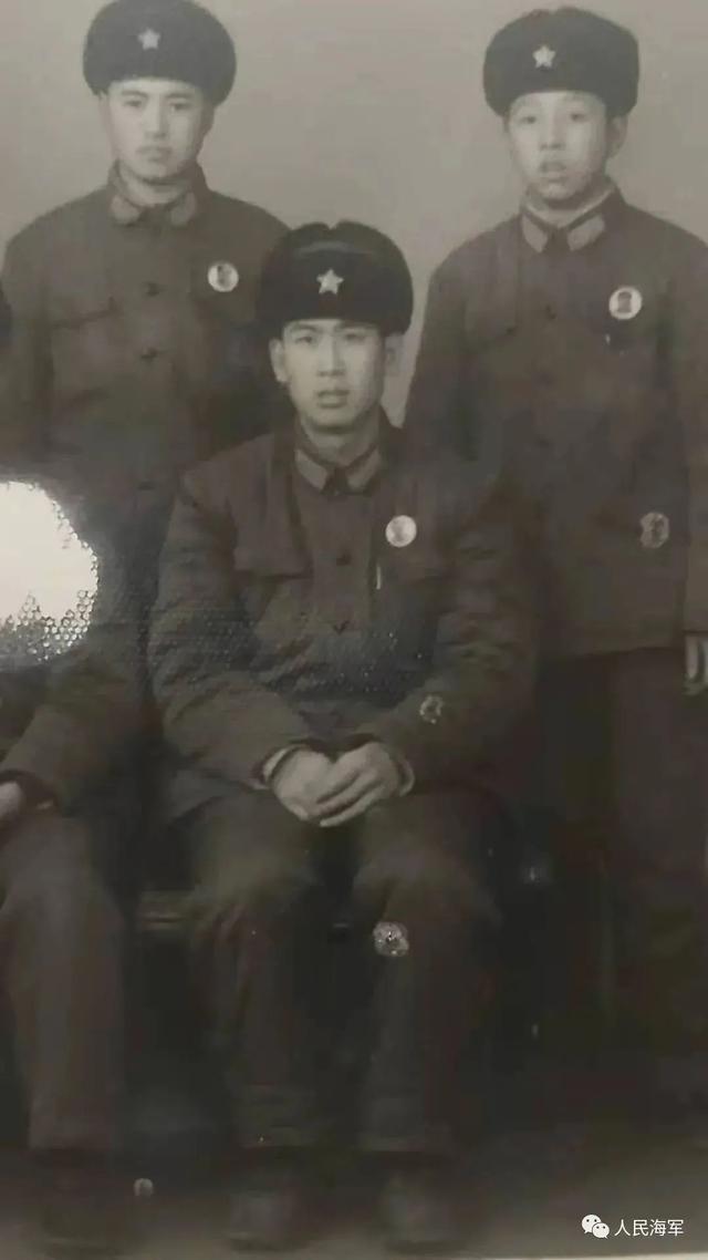 站在信号平台上俯瞰舰艇编队的清华水兵！