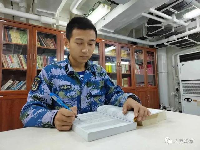 站在信号平台上俯瞰舰艇编队的清华水兵！