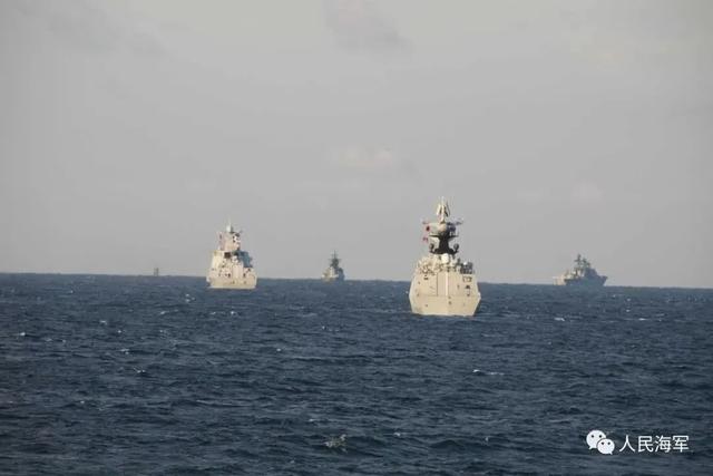 站在信号平台上俯瞰舰艇编队的清华水兵！