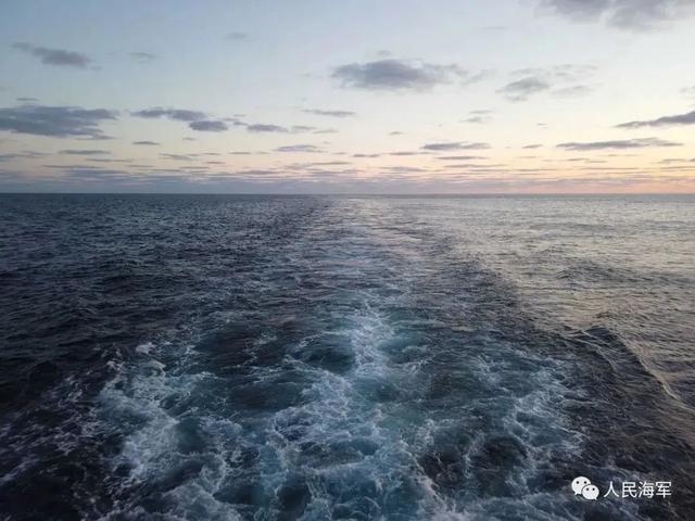 站在信号平台上俯瞰舰艇编队的清华水兵！