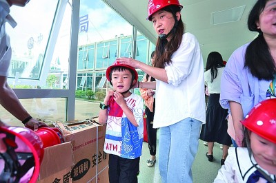 四川成都，小朋友进入妈妈工作的建设工地参观。&nbsp;新华社发