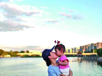 北京，一名家长带孩子在公园游玩。光明图片