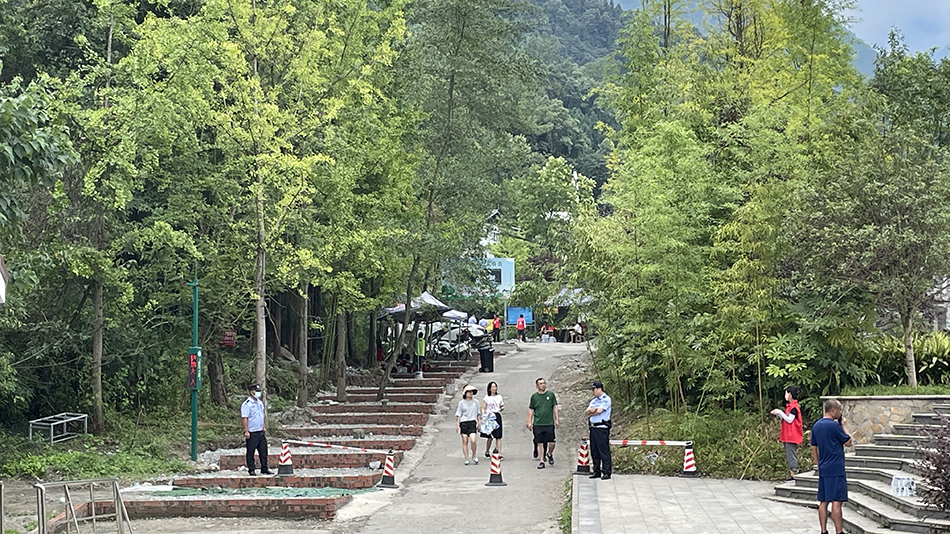 沟口处设有警示标志，并安装有大门。