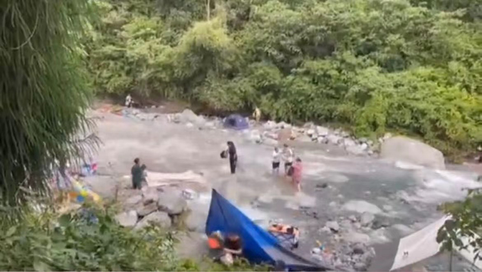 网传山洪暴发视频截图 