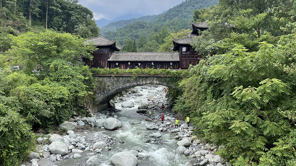 救援人员沿着水沟向龙漕沟内进行搜救。