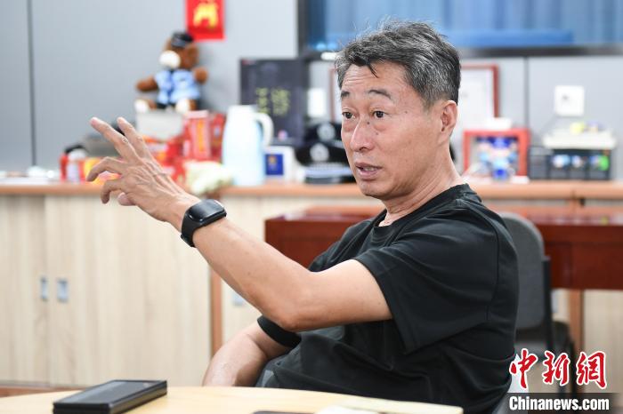 2022年8月，退休后的张惠领接受中新社、中新网记者专访。田雨昊 摄