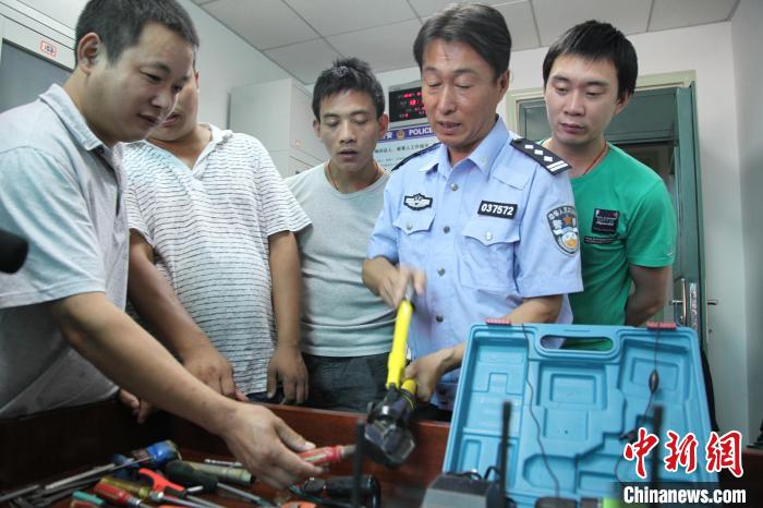 张惠领(右二)与队员研究作案工具 北京市公安局海淀分局供图