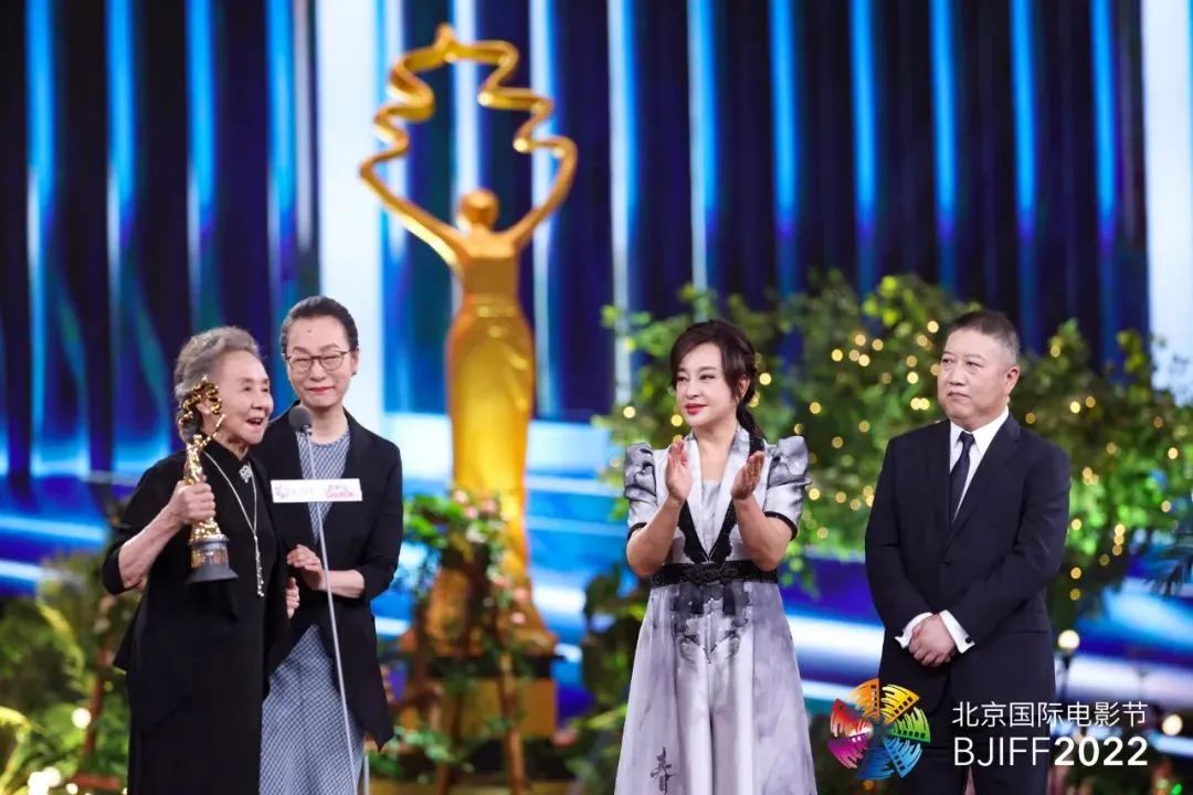 第十二届北京国际电影节举行闭幕式，隆重揭晓“天坛奖”十大奖项