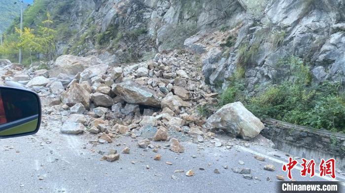 前往震区的道路沿途有垮塌和落石。四川森林消防供图