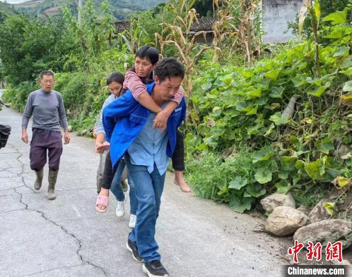 震后，转移受灾群众。朱元旭 摄