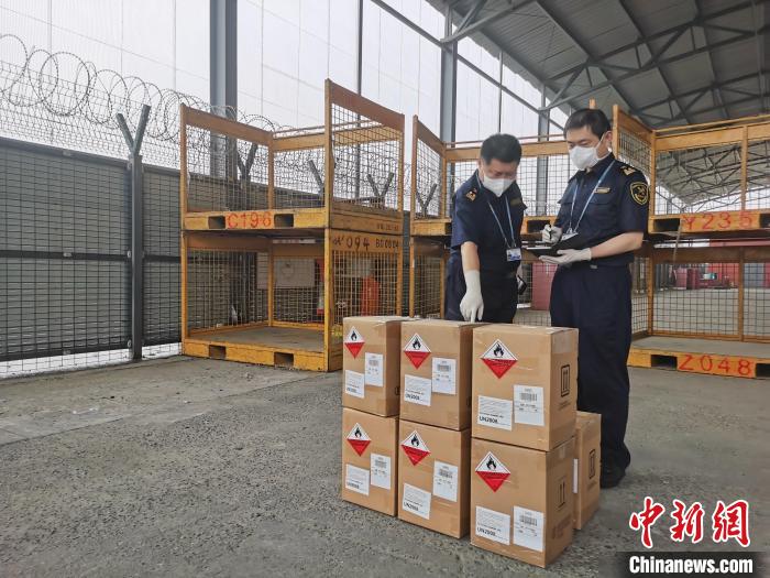 图为首都机场海关关员查获瞒报出口的“锆粉”125千克。北京海关供图