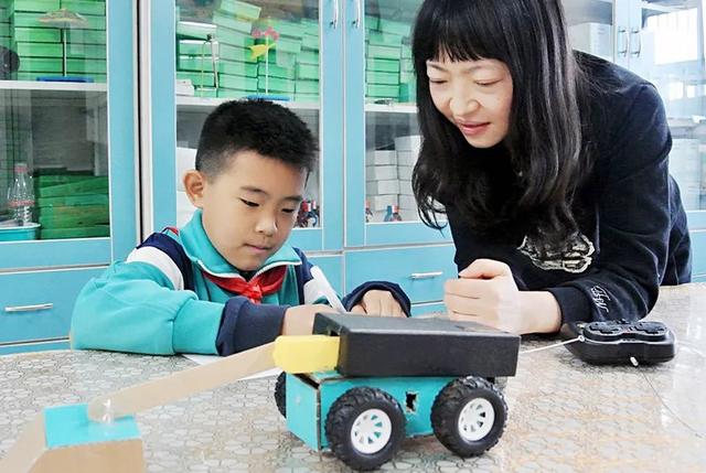 用心关爱每个学生，倾心上好每节课！他们扎根三尺讲台，初心不改……