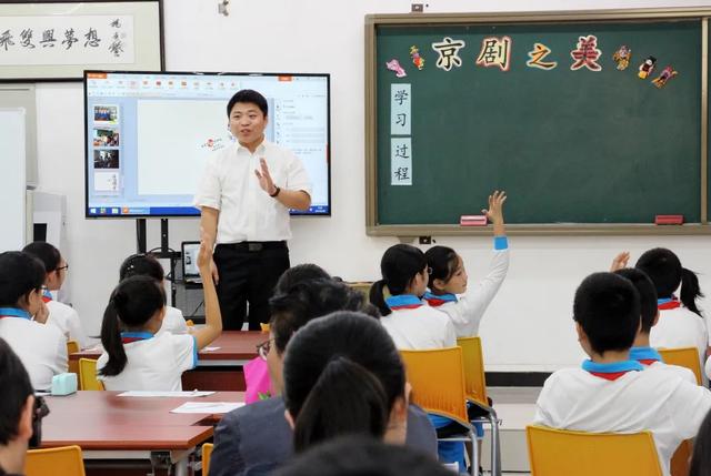 用心关爱每个学生，倾心上好每节课！他们扎根三尺讲台，初心不改……