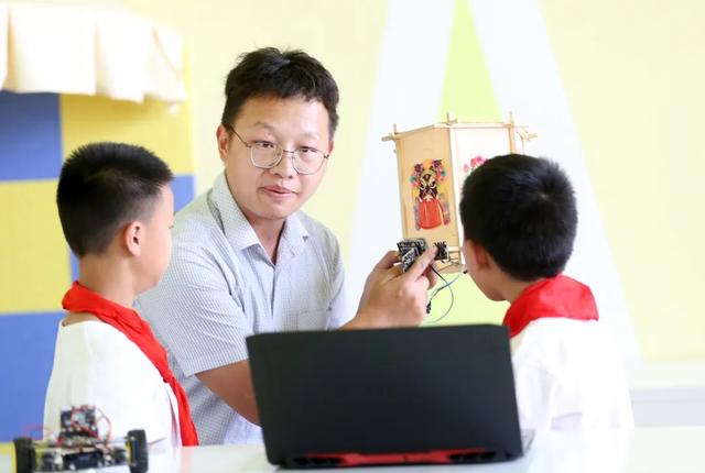 用心关爱每个学生，倾心上好每节课！他们扎根三尺讲台，初心不改……
