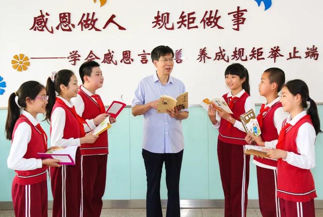 用心关爱每个学生，倾心上好每节课！他们扎根三尺讲台，初心不改……